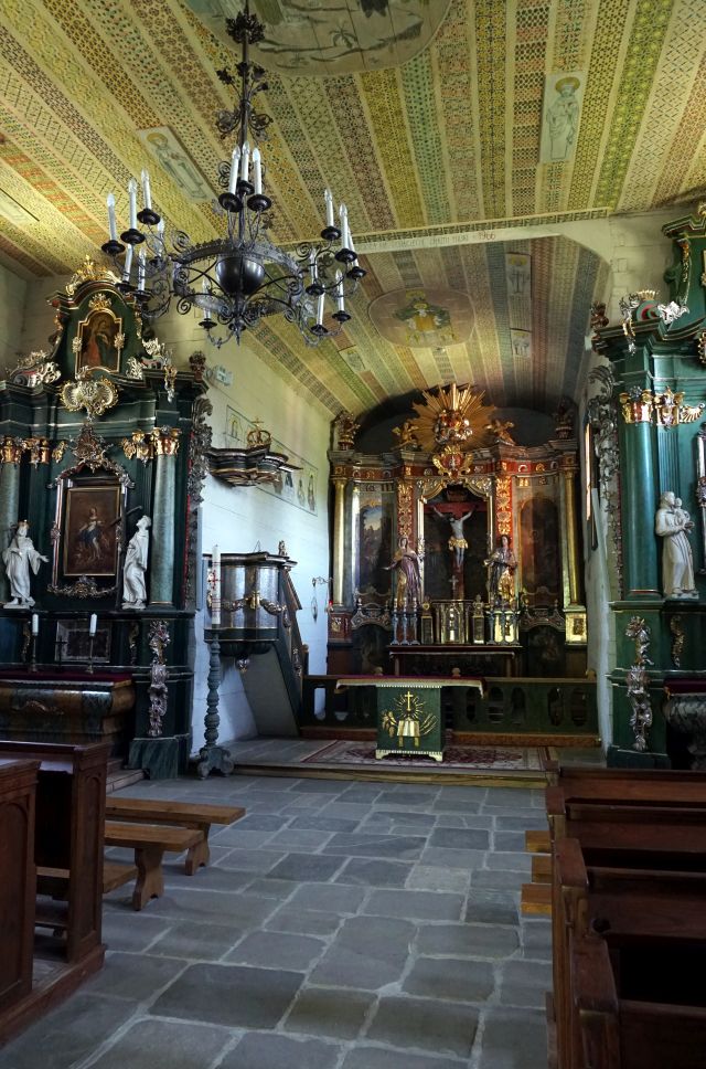 Wnętrze kościoła - ołtarz główny, ołtarze boczne, malowany sufit