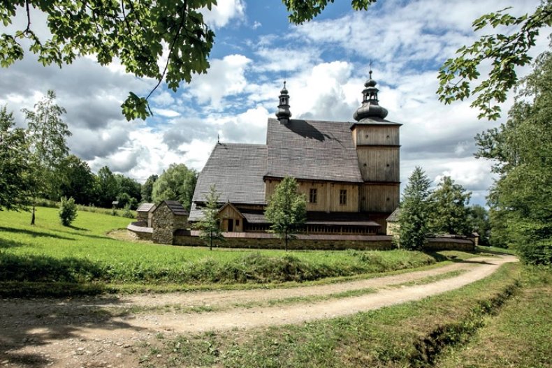 Drewniany kościół przy wiejskiej drodze