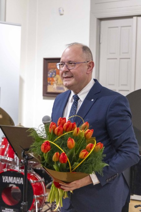 1.	Mężczyzna trzyma bukiet tulipanów.