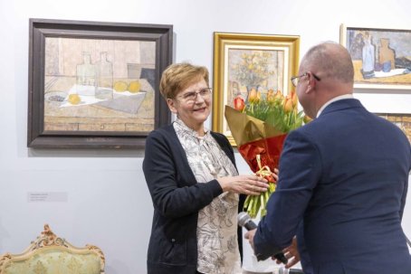 4.	Mężczyzna wręcza kobiecie bukiet tulipanów.