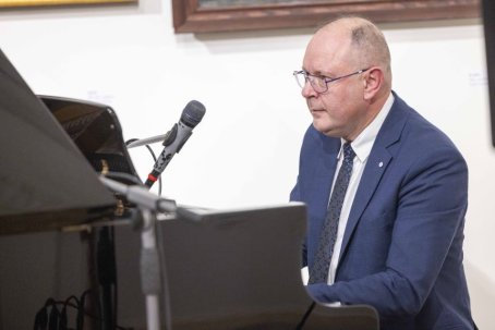 14.	Mężczyzna gra na fortepianie.