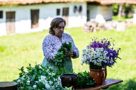 Kobieta robi bukiet kwiatowy