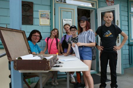 Grupa dzieci na ganku muzeum