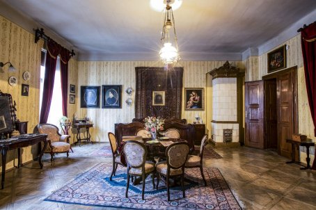 Duży pokój z meblami z 19 wieku