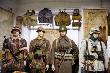 Żołnierskie stroje na wystawie
