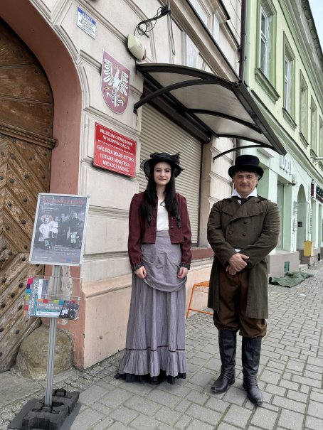 Kobieta i mężczyzna w strojach z okresu międzywojnia.