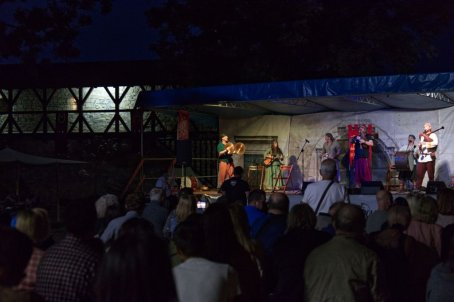 Na scenie gra zespół muzyki dawnej