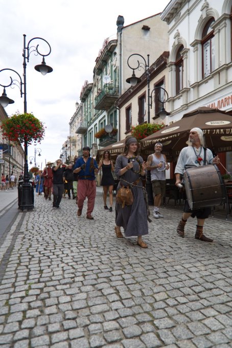 Muzykanci na czele korowodu