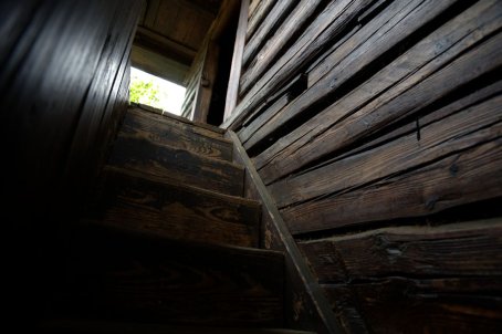 Drewniane schody.