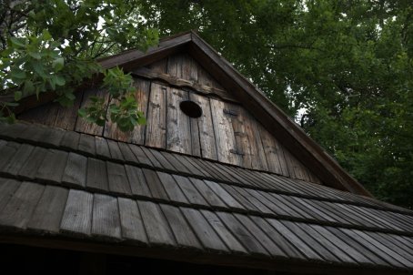 Zbliżenie na dach drewnianego budynku.