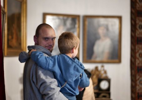 Mężczyzna z dzieckiem  na ręku