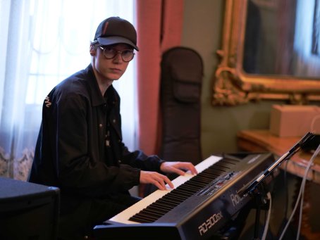 68.	Mężczyzna gra na keyboardzie