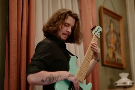 Gitarzysta gra na gitarze basowej