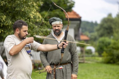 mężczyzna strzela z łuku