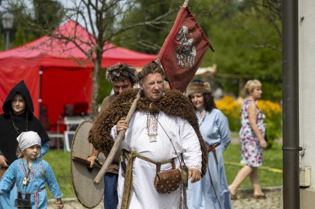 ludzie w strojach historycznych