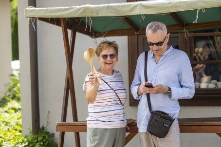 kobieta  pokazuje drewniane łyżki