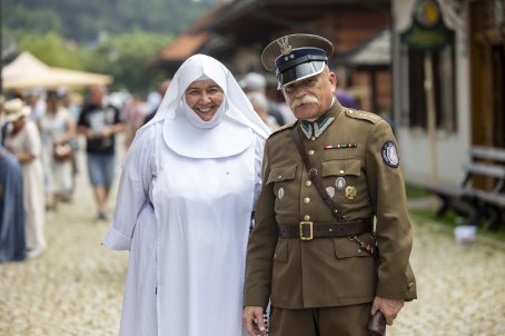 zakonnica i żołnierz obok siebie