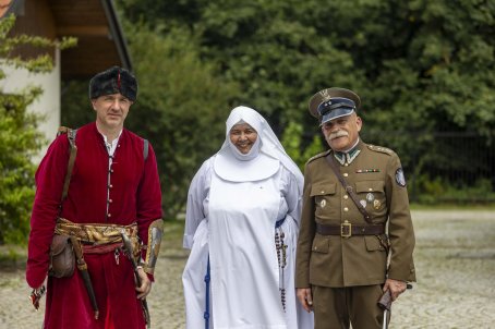 rycerz, żołnierz i zakonnica idą