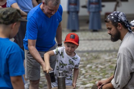 chłopiec wybija monetę