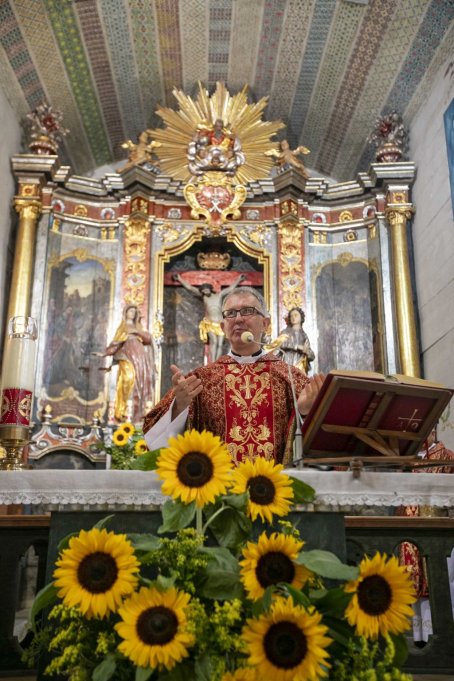 Ksiądz na tle ołtarza