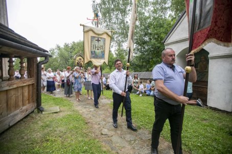 Mężczyzna niesie sztandar.