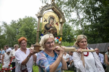 Kobiety idą w procesji i niosą ikonę Matki Boskiej.