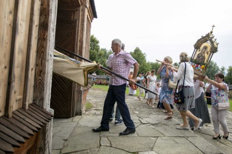 Ludzie wchodzą do kościoła.