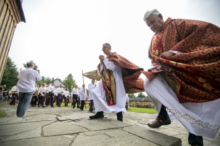 Wiatr rozwiewa sutannę księdza