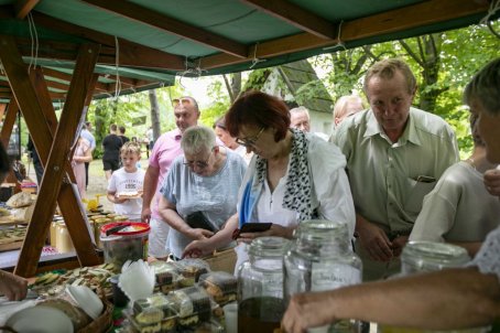 Ludzie kupują ze straganu