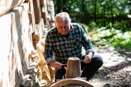 Mężczyzna robi koło drewniane