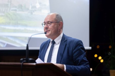 mężczyzna przy mikrofonie