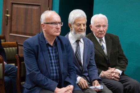 3 mężczyzn na krzesłach