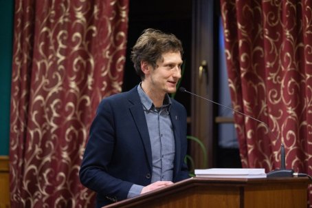 mężczyzna przy mikrofonie