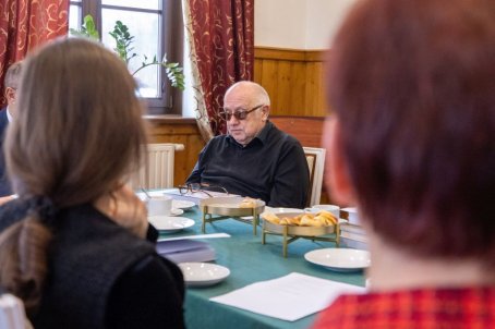 mężczyzna przy stole