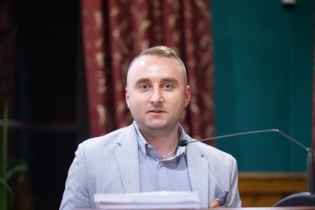 mężczyzna przy mikrofonie