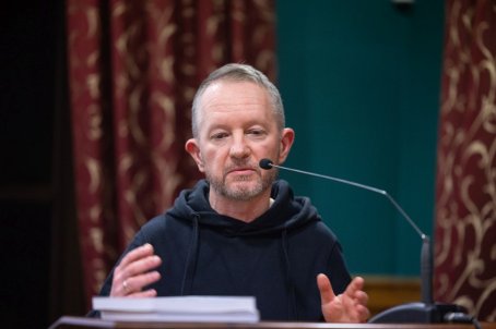 mężczyzna przy mikrofonie