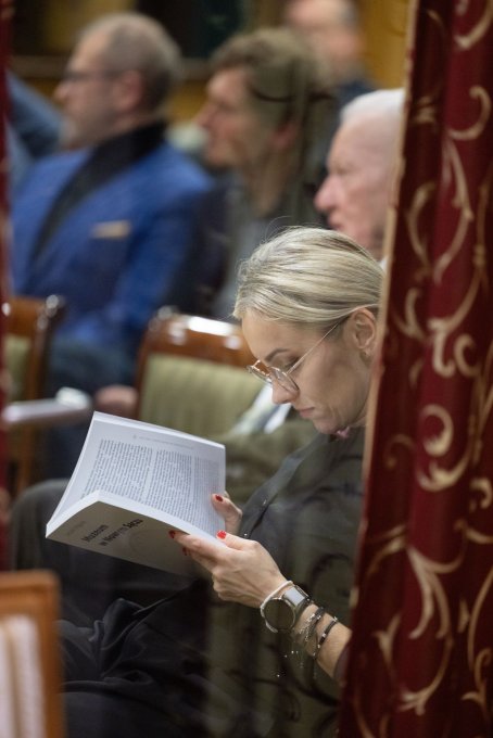 kobieta czyta książkę