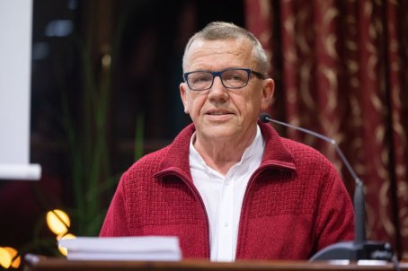 mężczyzna przy mikrofonie