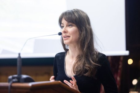 kobieta mówi do mikrofonu