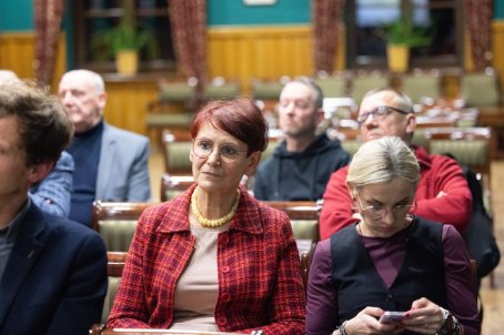 ludzie na krzesłach słuchają wykładu