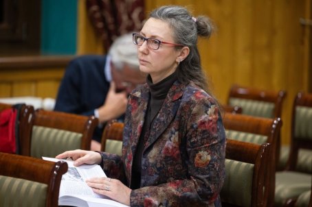 kobieta na krześle słucha wykładu