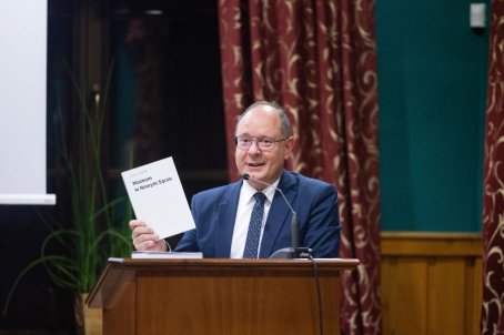 mężczyzna prezentuje książkę