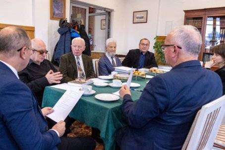 mężczyźni przy stole