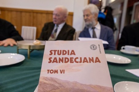 książka za nią dwóch mężczyzn