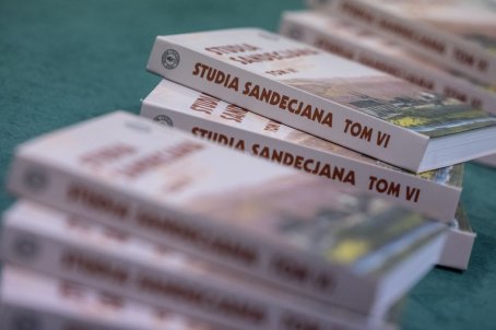 kilka książek na stole