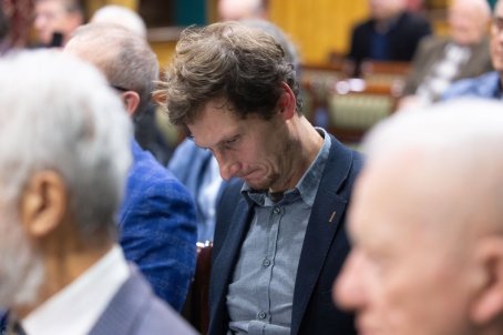 mężczyzna czyta książkę