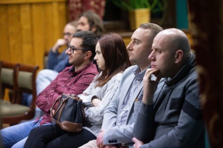 ludzie słuchają wykładu