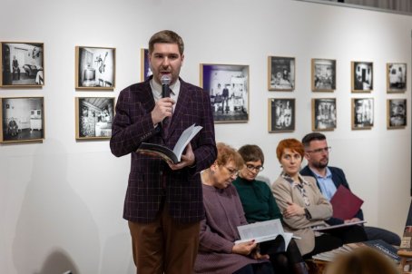 Mężczyzna mówi do zebranych na sali