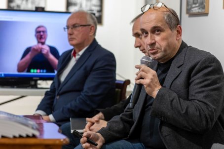 Mężczyzna mówi do mikrofonu