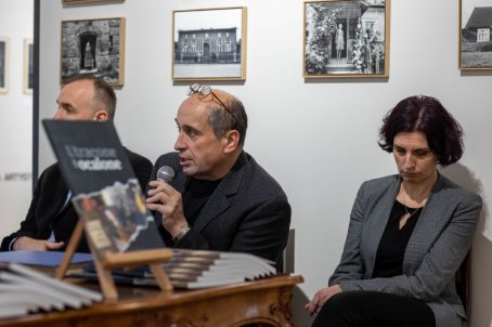 Mężczyzna siedzi i mówi do mikrofonu